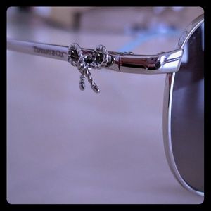 🤩Tiffany & CO Aviator sunglasses 🤩😯